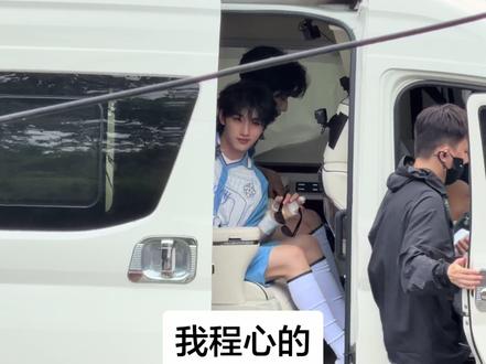 所有人来看我哥哥最后的邪魅一笑!!房顶我们两个丁婆一直喊你!!丁婆没有孬种。#丁程鑫 #这是我的西游 #时代少年团 #线下 #丁婆