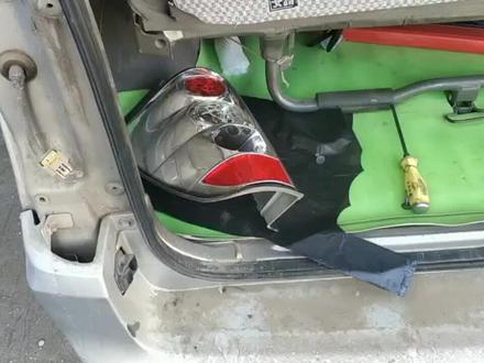 10年的五菱之光后尾灯灯壳掉了,怎样才能自己动手更换