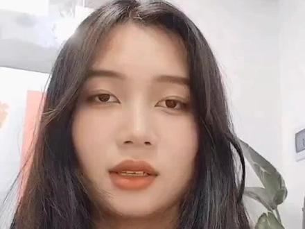 拼多多运费模板设置其实不难,主要看你是想包邮还是不包邮。进商家后台,找到"发货管理"---"运费模板"就能设置了。
要是你卖小件商品,建议直接设全国包邮,买家更喜欢。大件或者利润低的商品,可以设个"满X元包邮",比如满50免运费,这样能提高客单价。
发货地一定要填准确,系统会根据这个计算运费。偏远地区像新疆西藏,运费太贵的话可以单独设置不包邮,或者加收运费,直接在模板里选就行。
还有个技巧,不同商品可以用不同运费模板。比如小商品用全国包邮,大件家具就用按重量计费。设置完后,记得检查下,别搞错了运费亏本。
总结下来就是:新店刚开始建议包邮,等单量稳定了再调整。运费模板可以随时改,灵活点就行。
#运营学习 #电商运营 #拼多多运营 #拼多多#网店运营