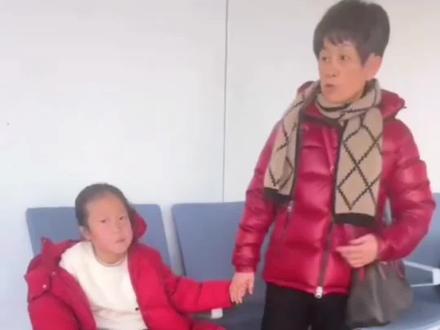 #甘宇翼 走失了33年后,今天带爸爸妈妈到山东看看33年日思夜想的儿子生活的地方,到了山东,妈妈年轻了10岁!
爸爸妈妈素质都很高,妈妈讲述当时是一个同伴叫到小区楼下玩,玩的过程当中,被旁边一个租房子的可能抱走了,一走就是33年,现在终于回家了,第一次全家大团圆,第一次全家福,这个时刻等了33年!
今天第一次给爸爸妈妈做了一顿饭,第一次直播,天天必须吃辣椒,正宗四川男人!
在山东的养家是在农村,在四川自贡的家,在城市,山东的养父母都是农民,四川的自己父母是老师,33年把一个城市娃放在农村,变成了农村娃,如果说一直在四川,自己的父母身边长大正常应该是会上大学,但在山东农村,只能当一个地地道道的农民开了一家小店,维持生计!人生就被人贩子改变了!
现在回来了,终于可以和家人一起吃上自贡冷吃兔和盐帮菜了,所有的亲人都在等我!
遗憾的是,不能用四川话给妈妈交流和自己就是一个普普通通的农民,妈妈安慰健康平安回来就好!跪谢父母行大礼,真是个好孩子,爸爸是老师,为了思念儿子,把他的妹妹取名为甘思宇。#商朝阳 帮助找回来的,太感动了!#宝贝回家 四川人民欢迎四川儿子回家!回到四川,希望把他的三个儿女都带回四川自贡读书上学。在城市生活改变他们的命运!