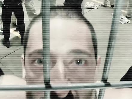 你知道吗?把一个好人变成魔鬼,仅仅需要6天时间,曾经轰动世界的“斯坦福监狱实验”,原本为期两周,却不得不提前再第六天叫停,原来权利和环境给人们的影响境如此巨大,
这本书的作者津巴多,身为斯坦福大学的教授,耗费了半个世纪的岁月专注于心理学的研究,它涵盖了认知心理学、社会心理学、人格心理学等14个基础心理学领域。虽然很专业厚,但是很好读,简直比小说还好看。他每章的开头都会有一个小故事让我们带入理解,末尾也会给我们推荐电影,所以很有趣不用担心,这本书会帮你深入地认识自我,了解他人,如果我们生活中能懂一点心理学,会对生活带来怎样的改变?#心理学 #津巴多普通心理学 #提升自己 #斯坦福监狱实验#好书分享