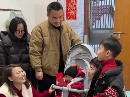 给大家拜年啦!祝大家新年快乐🎉@钻爸🌸钻妈-初十9点仓库全品类清仓 @潇潇小辉的简单生活 #记录真实生活 #新年快乐 #家庭日常