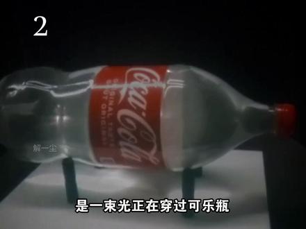 一万亿帧!看清光的“慢动作”⚡️📷 #硬核科普 #光速 #黑客帝国 #视觉欺骗 #物理摄影
你的眼睛被骗了!👀 这不是实拍,而是几亿次“时间重启”堆出来的数学奇迹。⚡️ 当人类把时间切碎到一万亿分之一,连光速都得乖乖站好挨打。这一刻,物理学不存在了,只剩下暴力美学。🧪