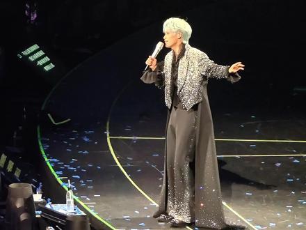 呼,不会唱,被月月发现#演唱会 #舞台 #梓渝