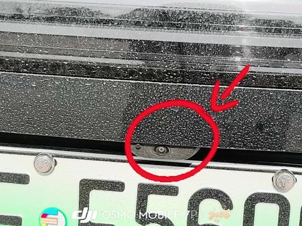 #问界隐藏技能大赏#智享车生活#问界M7
问界后摄像头清洗:挂倒挡打开倒车影像,点右上角设置,选择后摄像头清洗,系统自动喷水清洁,无需下车,雨天泥泞也能快速恢复清晰视野,安全又便捷。