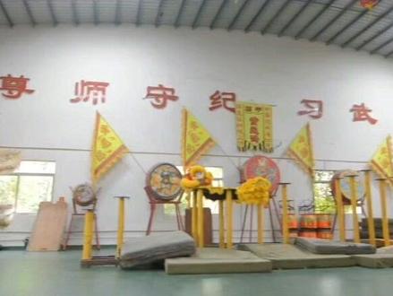 黄飞鸿中联龙狮团总教头叶仲铭,国家A级教练员,国际裁判员,黄飞鸿第七代传人,叶师傅低调为人,常教导我们比起奖杯🏆和名次,我们更注重文化的传承,我们更希望把我们中华优秀传统文化传承下去发扬光大,培养更多优秀的龙狮人才为国家传统文化复兴做出积极的贡献#醒狮文化 #非遗文化 #传统文化 #文化传承 #黄飞鸿中联武术龙狮协会 #醒狮传承 #传统文化传承