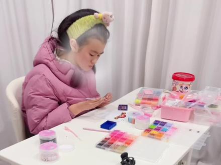 姐妹拼豆大PK,洞洞羊VS财神爷,宝子们你们站谁?#手工diy #拼豆 #创意手工 #姐妹日常