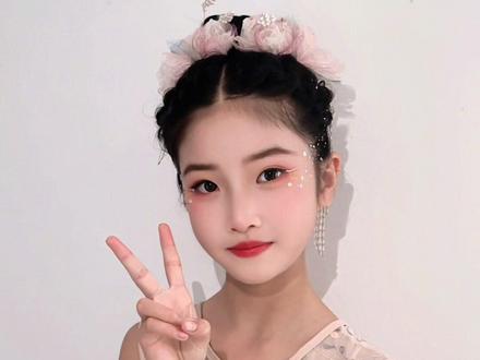 浠宝第一次站在舞台上。我宝超独立的,不用妈妈操心。#记录真实生活 #内容启发搜索 #vlog日常 @浠宝💫 @DOU+小助手 @DOU+上热门
