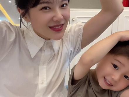 宝贝在干嘛?谁要和我们来比个心?#宝贝在干嘛手势舞