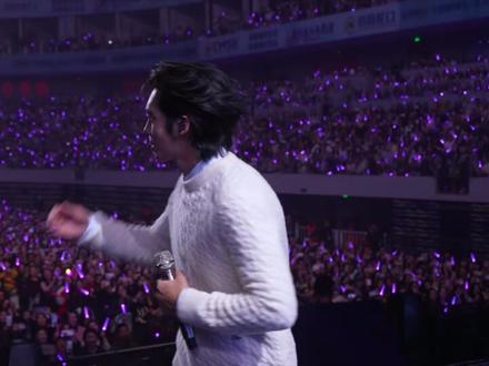 欢呼与祝福漫过天际,让瞬间也沉淀为可循的印记。
盛大的诗篇永不落幕,盼望和「适」再相逢。@于适 #于适适诗演唱会