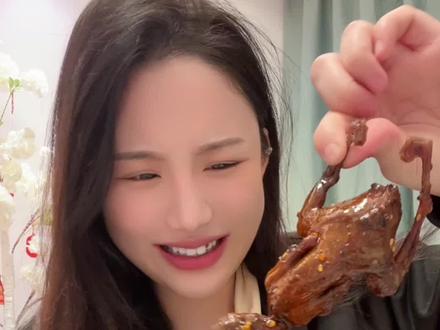 第一次吃鹌鹑!还挺好吃的#大口吃肉的感觉真好 #哎呀妈呀太香了 #一口一口把你吃掉 #就是馋这口零食了而已 #手撕烤脖