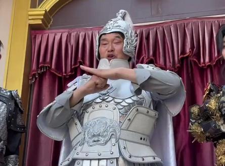 如何能成为大将军的夫人,那就是在大将军还是小兵的时候就嫁给他#朱之文 #大衣哥 #大衣嫂
