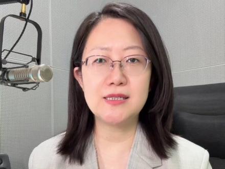 高市早苗的右翼政治底色从何而来?#新闻深一度为你梳理。#起底高市早苗早年经历