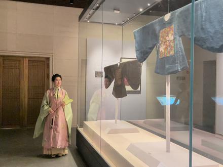 汉服女孩必看|孔府旧藏,明代传世服饰✨
#金牌导游带您游读济宁 #文化济宁 #孔子博物馆 #曲阜 #明制汉服
1、孔府旧藏 明代短衫
绿地织金纱翔凤纹短衫
身长67.5厘米,通袖长182.5厘米,腰宽43厘米,下摆宽66.5厘米。
交领,右衽,长阔袖,左右开裾。绿直径纱织缠枝勾莲暗花纹。白绢护领,窄袖口,袖口缘加白绢,右侧腰间钉两对系带。胸、背、肩、袖织金纱翔凤纹。
2、孔府旧藏 明代下裙
万历葱绿地妆花纱蟒裙
裙长85cm,腰围105cm,下摆宽191cm,镶腰高11.5cm
直径暗花纱地,织缠枝莲花、茶花纹。腰镶桃红色暗花纱缘,五幅料构成百折、织成式长裙。裙栏、裙摆织金妆花织正蟒各一、行蟒九条,间饰翔凤、牡丹、茶花、菊花、荷花、梅花、海水江涯等纹饰。色彩以红、绿色为主调,圆金线织金蟒,片金勾边。