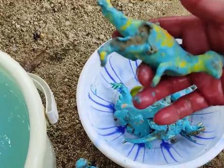 把霸王龙、剑龙、腕龙、甲龙变成蓝色会怎样呢?恐龙玩具