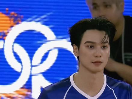 20260509keng泰泡运动会足球项目cut 19号球员上场啦~老爸果然一看就是练过的,踢的好棒!!!!就是心疼摔倒那两下,本来膝盖就不好。厉害的keng师!!!中间妈咪还跟着拉拉队一起跳舞为蓝队加油!其实是为lg加油叭哈哈哈哈#keng #namping #kengnamping #knp #肯南平