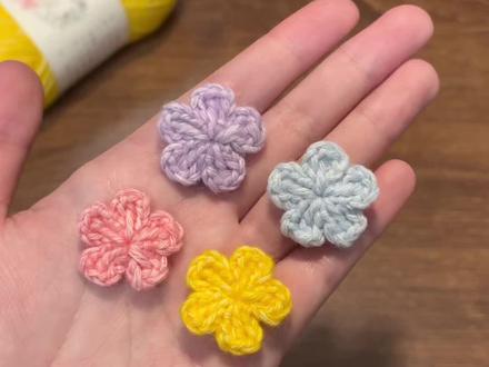 新手友好|超简单的迷你小花钩织教程 钩针:2.0
线材:萌小仙@雪妃尔毛线
色号:07粉红/21小鸡黄/27浅蓝/31浅紫
#钩织教程 #新手钩织 #钩织小物件 #钩织小花