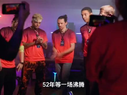 #短视频创业 纽约尼克斯时隔52年再夺冠,登上全美热搜第一
热度指数:★★★★
事件概况:北京时间12月17日,NBA杯赛决赛中,尼克斯以122-110大胜马刺,夺得队史自1973年以来首个冠军。控卫布伦森凭借淘汰赛阶段场均33.3分、6.7助攻的统治级表现,当选MVP。夺冠消息迅速登上全美热搜榜首,麦迪逊广场花园外球迷狂欢,社交媒体"New York is back"刷屏。
#视频由AI辅助完成