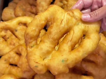 学会这个葱花炸油饼,比早餐店里做的还好吃!
香酥葱花炸油饼教程
一、精准配料(约8-10个饼)
• 面粉:500g(基础主料,选中筋面粉口感最佳)
• 酵母:5g(发酵关键,需用35℃左右温水化开)
• 白糖:5g(辅助发酵,中和酵母苦味,不明显甜)
• 葱花:100g(多放更香浓,提前切好沥干水分防出水)
• 盐:8g(调味底味,根据口味可微调)
• 鸡精:3g(增鲜,不放可替换为1g味精)
• 十三香:2g(增香提味,用量别多避免抢味)
• 温水:约280-300ml(分多次加,根据面粉吸水性调整)#美食教程 #葱花油饼 #炸油饼 #花样面食 #抖音美食推荐官 @DOU+上热门 @抖音小助手 @抖音创作灵感 @抖音创作小助手 @上热门🔥🔥🔥