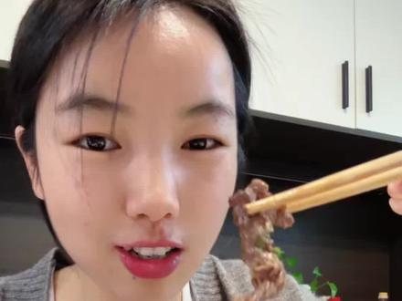 照顾好孩子的同时,坚持我的减脂计划。 馋烤肉的时候,就在家做盐葱牛肉吧,平底锅就能做,不用一片一片的等,而且,真的很香啊~红薯土豆这些买了一次吃不完,怕坏,就这样保存,可以放很久,而且很方便~今天晚餐的番茄菌菇豆腐汤,是很适合减脂期晚餐安排的哦~#吃瘦不饿瘦健康饮食 #好身材吃出来 #生活化减脂 #减脂食谱 #日常做饭