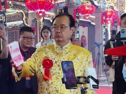 这是潮汕最霸气老叔。晚上十二点钟回村拜祖宗,随手送现金用给表舞狮锣鼓队。晚上去炒两个菜加餐哈#香港江源集团董事长 #吴镇明