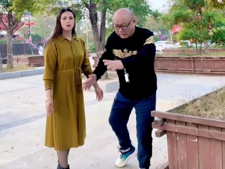 母子分离难舍难离,想不到母子相会在大堂