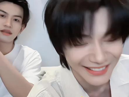 抱枕消失术:两个人面上正正经经的,其实一个闹一个笑,直到玩过火了才一本正经拿回来一个#向全世界安利我的cp #磕糖