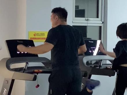 真怕大家看了这个跑步姿势都跟着学,视频效果,错误示范昂#健身搞笑 #健身房的迷惑行为