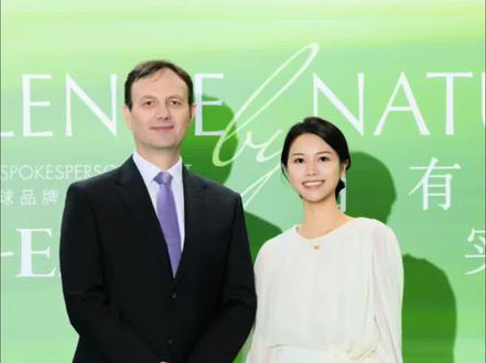 34岁中年女教师追星蔡徐坤? 没人比自己更值得追
咱追那个敢想敢做的自己
#蔡徐坤
#杭州见面会 #女性力量
#bioe品牌代言人