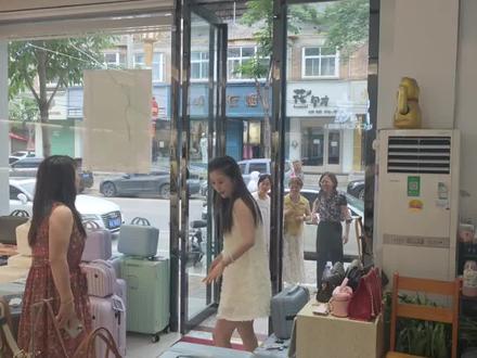 乾县稻草人箱包专卖店助力高考 #赢在高考