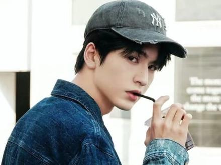 “真校草演校草”有多绝?#张凌赫 的#少年感穿搭 把我CPU干烧了,建议这风格直接半永久!#张凌赫穿搭 #时尚 #明星穿搭