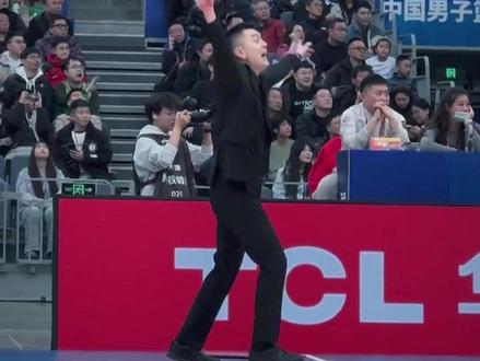 突发!曝杨鸣已经正式辞任辽宁男篮主教练一职 由助教乌戈将接替他上任,辽宁男篮官宣:主教练杨鸣因个人身体原因,已获俱乐部批准 #杨鸣辞任辽篮主帅 #辽宁男篮 #杨鸣 #cba篮球 #辽篮