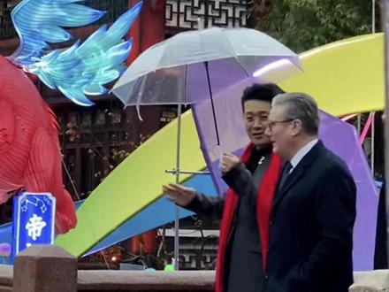 在现场:英国首相斯塔默抵沪,雨中参观豫园