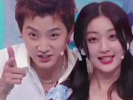 #范世錡戚砚笛恋情 曝光,范世錡和戚砚笛一同牵手返回男方家中,没想到cp磕成真的了。@抖音小助手