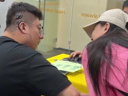 博主助力听障外卖员装上人工耳蜗 听到声音的那一刻,又惊讶又开心,26年来第一次听见妈妈的声音#温暖 #人工耳蜗 #听力障碍