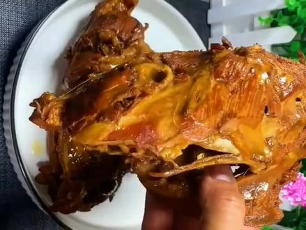特色熏鸡骨架,用白糖熏一下真香。配方和做法告诉你,味道真不错