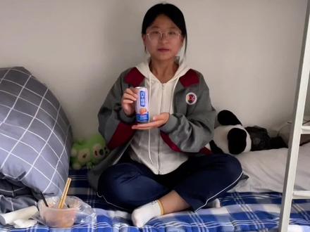 高考 一晃一年,那场盛大的考试早已远去。我时常想起走出考场时,天空澄澈,身边人声鼎沸。原来人生里最专心致志的一段路,早已悄悄走完。怀念高三,不止是怀念高考,更是怀念那时简单热烈、敢拼敢闯的我们。#高考 #怀念 #延津一中