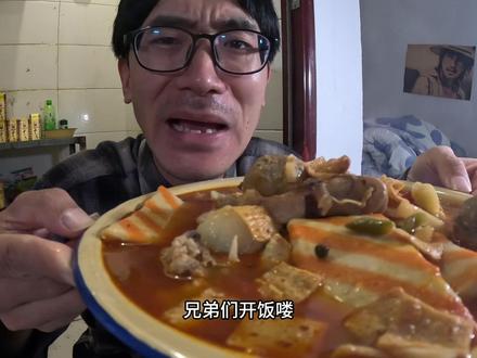 小伙在出租屋啃完猪蹄用猪骨熬汤做一锅麻辣螺蛳粉,味道真不错 #螺蛳粉 #美食vlog #记录生活 #vlog日常