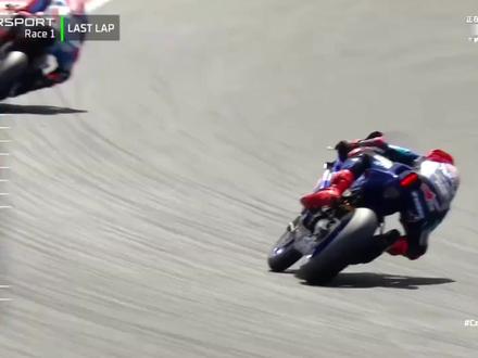 第六发车逆风封神!德比斯拿下WSBK捷克站第一回合冠军! WSBK捷克莫斯特赛道首回合正赛圆满结束,53号德比斯极限逆袭拿下本场冠军!64号卡里卡苏洛顺利完赛斩获积分,双线发力尽显车队硬实力!
