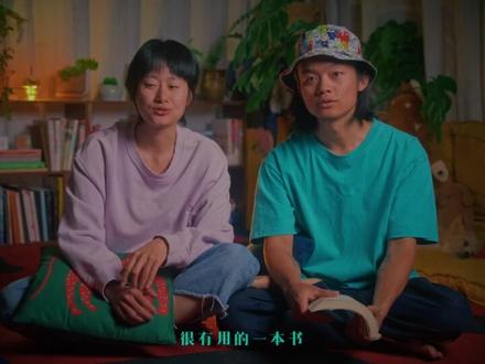 这个时代的健康困局到底是什么? 一、在刚看完《Whole》这本书之后有很强烈的想要输出和分享的欲望,一开始总结了一些书中的知识(文字版),但因为纯文字比较枯燥,所以就想着结合日常讲几个小故事拍成视频来表达我最有收获的一个知识点。
二、这时候,我们突然接到了一个小广告,为了贴合广告,我们改了一版,但是最后发现并不合适,便没有植入广告,而脚本也因新的视频开拍而搁置。
三、在拍完新视频之后我又捡起了这个脚本,通过在前几个项目中积累的经验,开始优化故事。
四、新视频得到了朋友和观众们的新反馈👉“即使你们表达的是真实的情感与生活,但你们的表演使其丧失了一定的真实感”。我和朋友们就这个视频脚本深入讨论了一整个下午,最后得出这个内容实在是过于复杂,很难讲清楚,建议放弃,非要拍的话,要么贴合生活浅显易懂,要么信息全面,硬核口播科普。在这里真的很感谢对我们的视频进行反馈的朋友们和观众们!不论是你们对内容的思考、还是对呈现形式的建议对我们来说都很宝贵,谢谢!
五、很明显,我并没有放弃,因为我认为这个整体论的观点真的很有价值和实用意义,我希望更多的人了解、思考并对自己的生活有哪怕有一点点的改善。于是这个脚本开始了第六次的翻新……
六、见上方视频,欢迎大家留下自己的想法~
——小宇
参考来源:
1、非下方来源均来自书籍:《Whole——Rethinking the Science of Nutrition》中文翻译(我更喜欢翻译为整体论)《救命饮食Ⅱ:全营养与全健康从哪里来?》作者 T·柯林·坎贝尔 | 霍华德·雅各布森
2、https://www.cervicornconsulting.com/dietary-supplements-market?utm_source
3、WHO NCD Progress Monitor 2023
#健康 #保健品 #科学 #信息差 #养生