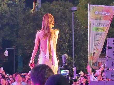 线下见到了井迪儿,女明星真的好细一条 好瘦 好美,还有1′02″那位粉色手机壳的女士完全是沉浸式观看美女跳舞哈哈哈可爱到了