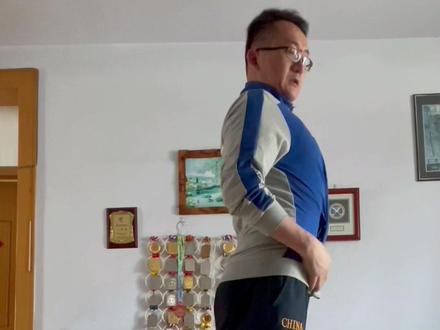 拔河看似简单 但是想要拔好 可没这么容易 跟我学拔河 冠军非你莫属。