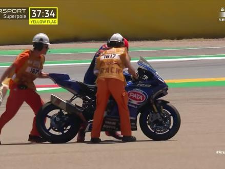 阿拉贡的杆位赛刚开始就摔车这么多! #张雪机车#瓦伦丁德比斯 #WSBK