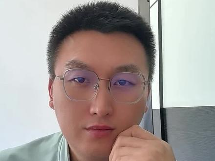 《消失的人》唐小诺才是最可怜的棋子:他的多动,其实是无声求救 1. 《消失的人》里徐莹莹是幕后推手,而唐小诺是整个棋局的关键起点与牺牲品,被哄骗卷入危险差点丧命。
2. 众人都把唐小诺当成多动症熊孩子,实则他不愿回家、躲进通风管道,不是顽劣,是向外界发出的求救信号。
3. 影片名场面:母亲当众嘶吼责骂,唐小诺呆滞放空、神情麻木,是情绪崩溃后的心理“断电”;望向防盗窗鸽子,隐喻自己被困压抑家庭、无力挣脱。
4. 原著细节更扎心:唐小诺是预谋式离家出走,只因唯一情感寄托小狗被母亲强行送走,在家中毫无情感归属感。
5. 用心理学高情感表达解读:家长情绪暴躁、过度挑剔、言语施压,长期高压让孩子要么懦弱麻木,要么用多动、闯祸、叛逆刷存在感。
6. 他的多动、叛逆、逃离都不是天性顽劣,而是被压抑家庭逼出的被动反抗;孩子宁愿躲进黑暗管道也不愿回家,真正该反思的是父母和家庭氛围。
#消失的人 #电影消失的人 #唐小诺 #原生家庭窒息 #儿童心理