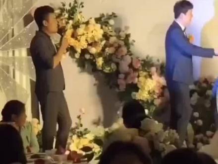 河南一新郎在婚礼上送给新娘一条围裙,说出原因后全场沸腾了!@抖音小助手 @DOU+小助手
