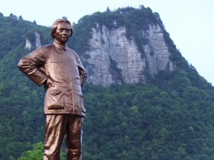 雄关漫道真如铁,而今迈步从头越。 站在遵义娄山关上,体会伟人的气度与从容,致敬!#为你读诗 #朗诵 #诗词 #中国传统文化 #诗歌朗诵
