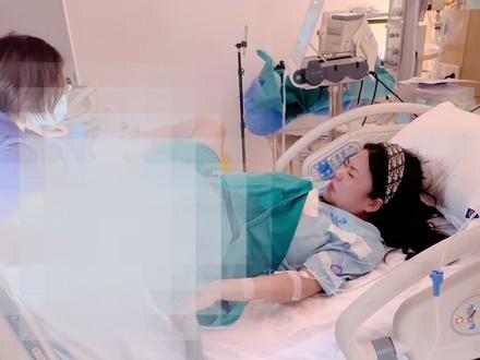 亲爱的每一位关心我们的粉丝家人们:
这是一段紧握拳,咬紧牙,宫缩拼命发力生产时我最惨痛的样子,只有呼吸、汗水、和几乎要撑破身体的疼……每一个孩子,都是母亲用半条命换来的奇迹,这个7.6斤的小生命,就是这样来到世界的,所以,当她/他终于落地哭出声的那一刻,我对自己说:我要让他/她的“第一次正式见面”,是温暖的、体面的、充满仪式感、被爱包裹的,就像每位妈妈在朋友圈分享喜悦时会精心给孩子打扮挑选照片一样,我也希望给我的孩子一个温柔的“初见”。我们只是发布的平台地方不同而已,心情和初心每一位母亲都一样!
这也正是为什么,昨天我只报了平安,却没有急着宣布性别、没有晒出照片。不是因为我要隐藏什么,而是因为我像一个笨拙又认真的妈妈,因为一些实际情况——交代给老外带来医院的我和宝宝的衣服,他在我入院头天喝多了打包去了月子中心,宝宝出生后没有衣服穿只能穿着医院的衣物,而我不希望这些带有标识Logo影像成为孩子第一次被记住的样子。所以我想等到今天下午抵达月子中心,为宝贝洗澡、换上早早准备好的衣服和礼物再正式地让她/他与各位“云小姨”见面。这无关秘密,更非炒作,只是一个母亲想给孩子最简单也最郑重的心意。
至于那些围绕我的种种传言——跟老外离婚与否、孩子父亲是谁、是老外的混血与否……我渐渐学会不再辩白。网络有时像一面哈哈镜,照出千百种扭曲的形态,根本没法一一天天时刻解释,我只有沉默,但我选择信:真心看得见真心。
我想说:我从未想故意用宝宝的性别拖延或戏弄任何人。若是因为我的考虑不周让您感到失望,我诚心道歉。请允许我用今天下午的一点时间到了月子中心为孩子清洗穿好那身早就备好的衣裳,拍下一段温暖的视频,再带着她/他轻轻地说:“嘿,小姨们,我来了。”
我愿意相信,真正的陪伴是带着善意的等待。谢谢你们给予我的空间,也谢谢你们愿意把这份温柔,延伸给我的宝贝。
—— 一个想让孩子体面初见世界的妈妈#我的宝贝出生了 #单亲妈妈加油 #试管婴儿
我的宝宝@海外空姐玲儿的宝宝
@海外空姐玲儿生活馆 @海外空姐玲儿贵妇馆