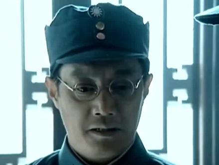 亮剑楚云飞原型人物分析 楚云飞是都梁小说《亮剑》中的主要人物之一,以下是他的主要事迹和身份背景:
一、身份背景
基本信息:楚云飞,男,1910年生,汉族,军人,军衔中将,国籍中国,籍贯山西。
别名:云飞(自称)、楚某(自称)、楚兄(李云龙称)、云飞兄(李云龙称 )、神枪手、快枪手、团座、师座、军座。
毕业院校:黄埔军校五期。他是二战区司令长官阎锡山将军手下少数几个出身黄埔的晋军军官,深得阎长官的器重。
角色定位:晋绥军第358 团上校团长、中央军第89师少将师长、国民革命军第25军中将军长。在军事理论方面表现出卓越的才能与理智,他的身上集中体现了国军高级军官的所有优点与特质。
二、主要事迹
抗战时期:
在抗日战争中表现出色,曾与八路军协同作战,多次与李云龙配合交手,对李云龙产生了敬佩之情。
带领358团参与多次战役,部队从最初的战斗力较弱,到后来成为精锐。例如,最初358团被日军坂田联队击败,但后期358团已经能够与李云龙的独立团等部队对攻,战斗力有了质的飞跃。
在李云龙攻打平安格勒时,带领358团前去支援,并放下豪言:“不管是谁在攻打平安县城,我358团都一定要帮帮场子!”,展现了他的爱国情怀和对抗日战争的坚定支持。
国共内战时期:
在解放战争中,楚云飞进入国军嫡系系统,升任中央军第89师少将师长。
在淮海战役中,楚云飞所部的89师在国军整体大溃败的前提之下,依然能在我军的围追堵截之下逃出包围圈,显示了他的军事才能。
后期升任国民革命军第25军中将军长,驻守金门岛。
人物特质:
知书达理,热爱百姓,相信三民主义可以拯救中国,对中华民国蒋氏政府深信不疑。
对下能够体恤士兵,对上能够忠实执行命令。
有战略眼光,战术指挥能力突出。
胆略过人,枪法精道,是个典型的职业军人。
经典场景:
在抗战末期,楚云飞的一个营外加一个炮营直接进驻安插在我军在晋西北的三个团的集合处,直接切割了李云龙的独立团和孔捷新2团、丁伟新1团的联系,一时间让晋西北一下变的紧张起来,虽然最后李云龙等人展开了反制措施,让楚云飞暂时妥协了。但明眼人一下子就能看出,楚云飞的实力已经可以面对3个我军团而不惧。
在得知钱伯钧准备集体带队降日的事件后,楚云飞带着一队卫士就敢闯钱伯钧的指挥部,并且在交火之后,等来了李云龙主力支援,在得知钱伯钧跑了之后,找了和尚拿了一把枪,直接骑马追了上去,并解决了钱伯钧的手下和叛徒钱伯钧。
#亮剑