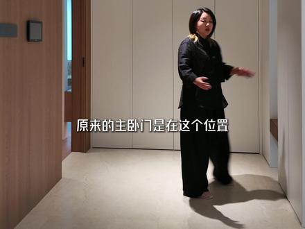 主卧隐私差|改个玄关区 收纳休闲全搞定 主卧门正对客厅隐私性差,
我们重新规划布局讲卧室内退,
打造出一个入户玄关区,
兼顾次净衣收纳与常用物品储物,
让入户空间更宽敞;
主卧开门做对景收纳,巧妙遮挡卧床,
让床头布局更具安全感。
床头挂画用跳色点缀背景,
打破沉闷,也更显质感,
还贴心增设躺椅,
为主卧打造能休闲放松、家人互动的静谧小空间✨
#半境空间设计 #卧室改造 #装修设计 #现代简约 #麓隐桐溪