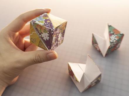 哇,它合体了!这方块竟然是纸折的智力玩具?